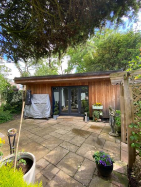 Thistle Lodge - Quiet Garden lodge with off road parking